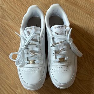 WOMEN'S REEBOK CLUB C DOUBLE GEO CASUAL SHOES WITH LACE CHARMS